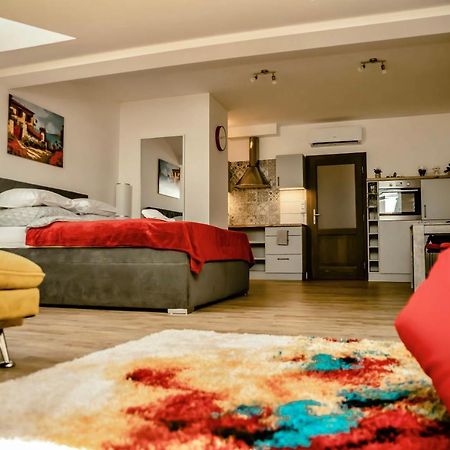 Podkrovni Studio Na Velkem Namesti S Wi-Fi Zdarma Χράντεκ Κράλοβε Εξωτερικό φωτογραφία